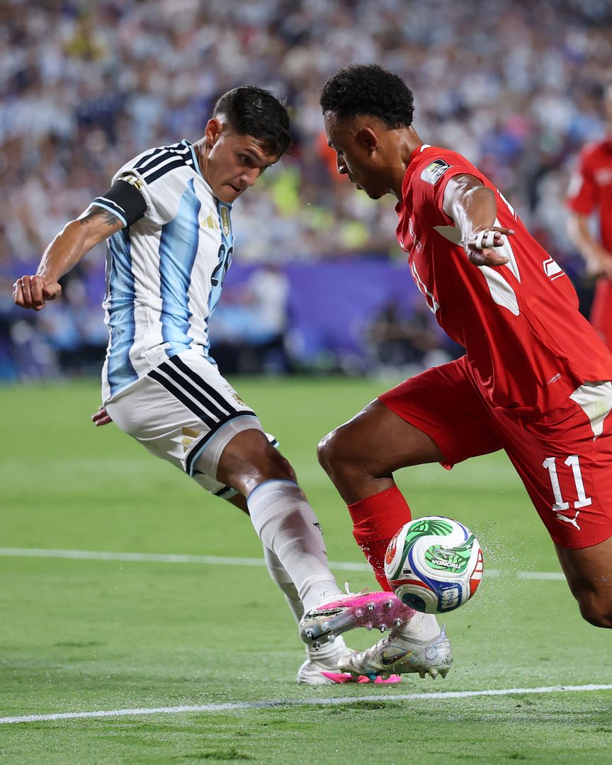 Jugadores disputan el balón en el partido Argentina vs Suiza del Mundial 2026.